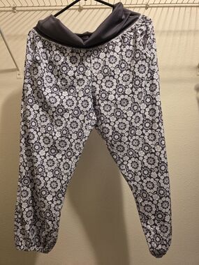 lululemon athletica Gray Floral Lined Yoga Pants